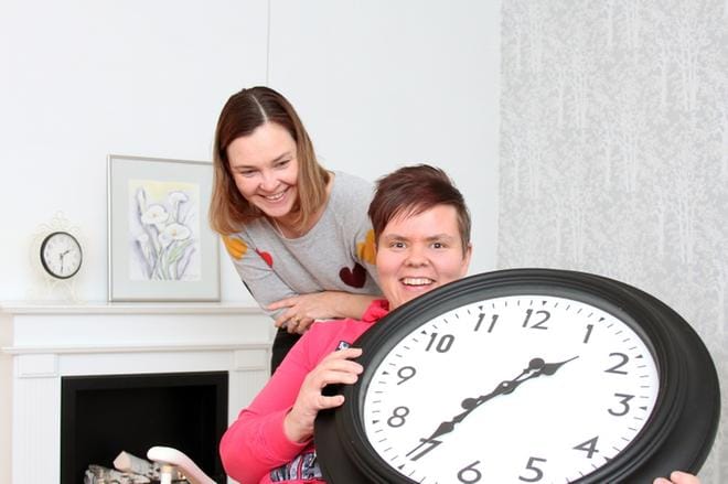 Kauhavalla toimivan Päivätoiminta Keitaan työntekijät Kati Pienräihä ja Saija Lindholm näkevät tärkeimmäksi asiakseen antaa aikaa mielenterveyskuntoutujille. Kuva: Mia Kärkkäinen
