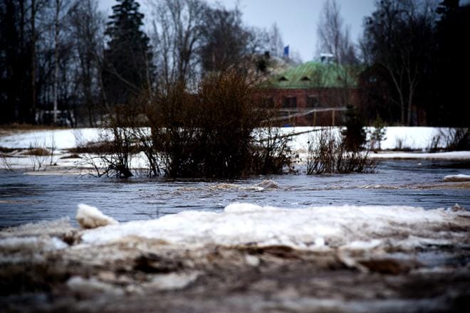 Jäidenlähtö on toisinaan vienyt Kyrönjoella jopa kokonaisia sähköpylväitä. Kuva: Kalle Lydman/arkisto