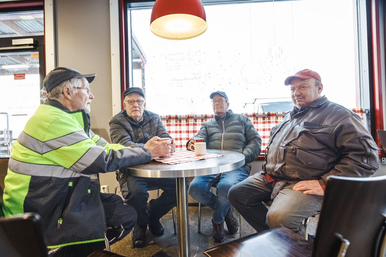 Per Burman, Hasse Ekman, Dan Forsman ja Jan Gustafsson pohtivat polttoaineiden hintoja Koivulahden St1-asemalla.