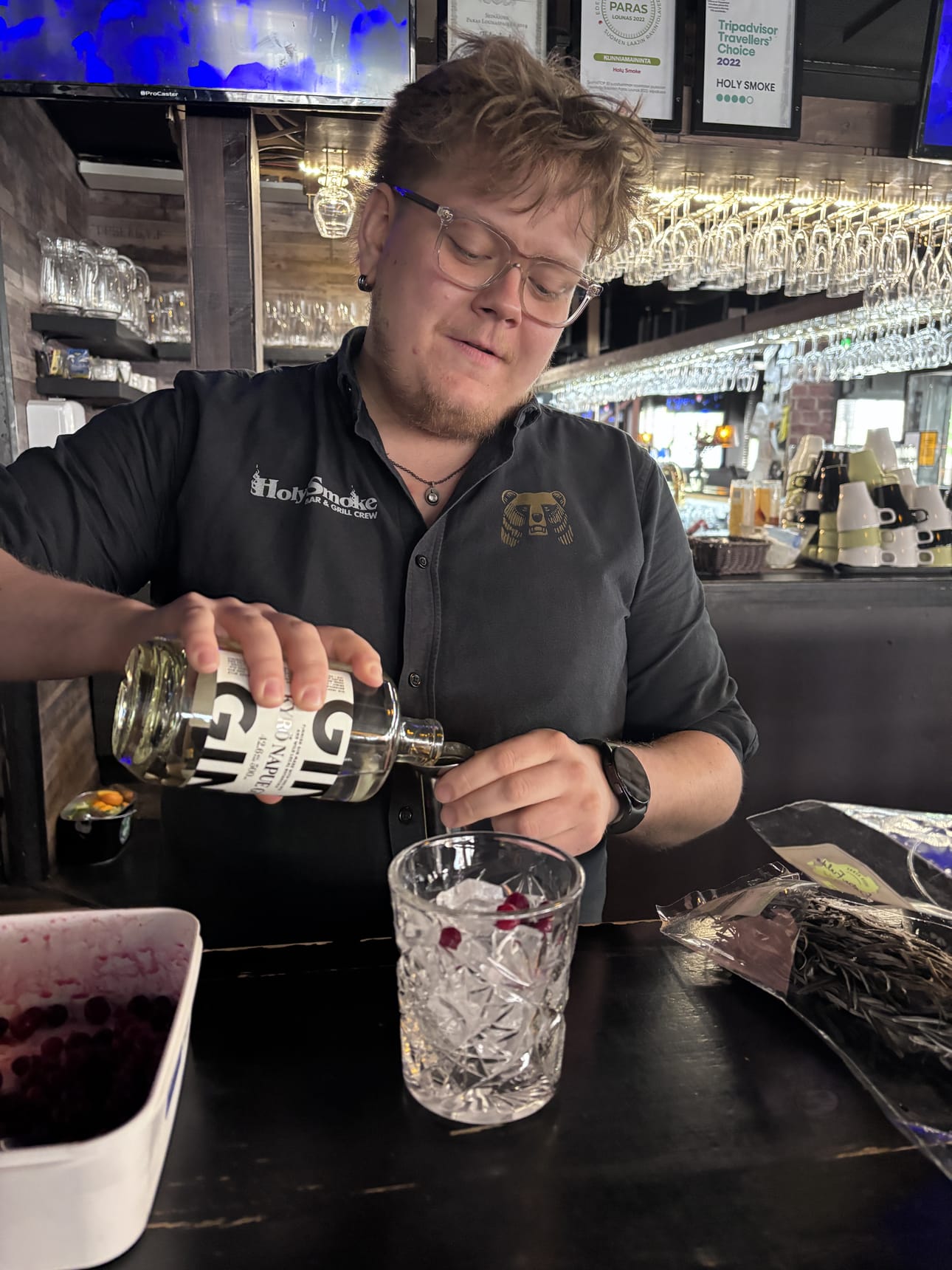 Vuoropäällikkö Samu Penttilä kertoo, että Holy Smoken kallein cocktail, Napue Gin & Tonic, on säilyttänyt suosionsa.