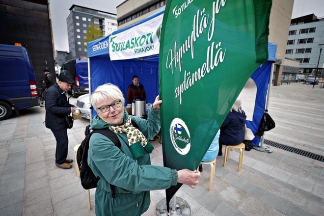 Maija Salmivuori toivoo lisää jäseniä sotilaskotiyhdistyksen toimintaan. Varuskuntapaikkakunnilla jäsenten haaliminen on hänen mukaansa helpompaa kuin muualla. KUVAT: TOMI KOSONEN