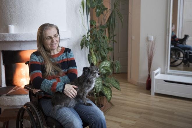 Elisa Keltto on ollut tyytyväinen Validian kotihoitopalveluun. Luonteikas chihuahua Cola on suojelevainen emäntäänsä kohtaan. KUVAT: MINNA ANTILA