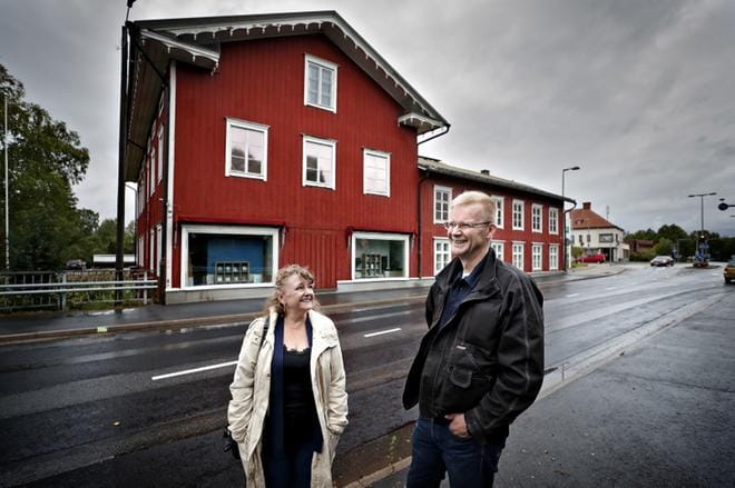 Kosolan taloon Lapualle halutaan eteläpohjalaisteemainen ravintola tai kahvila. Kuvassa talon omistaja Jari Vesanen ja projektipäällikkö Taina Hautamäki. ARKISTOKUVA: TOMI KOSONEN
