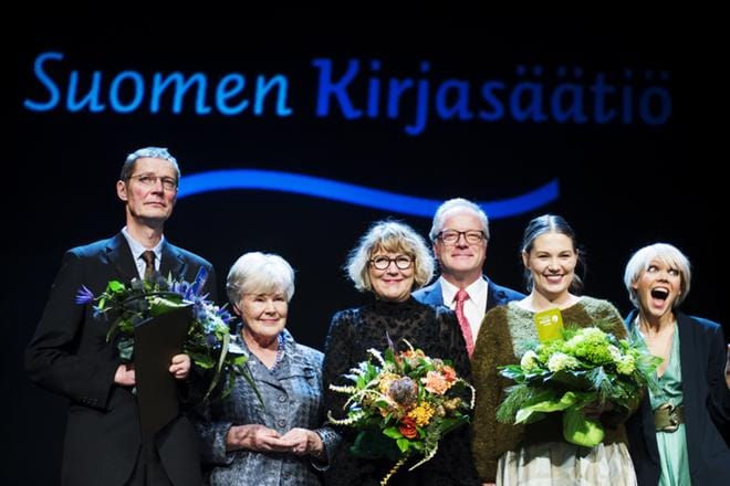 Tuore Finlandia-voittaja Juha Hurme toi palkintopuheessaan esiin huolensa ihmiskunnan tulevaisuudesta. Hurmeesta oikealle Elisabeth Rehn, Riitta Kylänpää, Matti Rönkä, Sanna Mander ja Anna Puu. KUVA: Emilia Kangasluoma