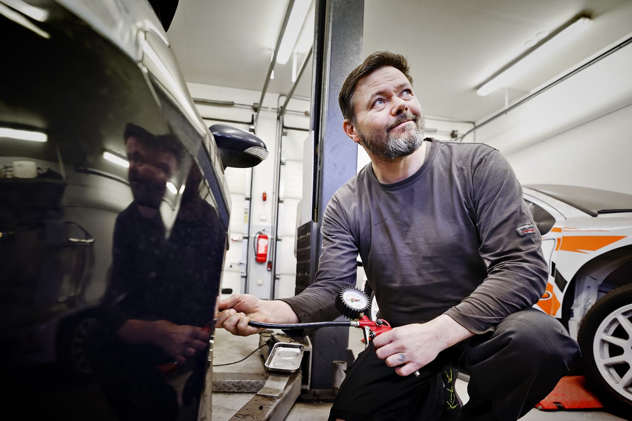 Yhtenä vinkkinään Janne Nurmela suosittelee pesemään auton lasit sisältä päin ennen pakkaskelejä.