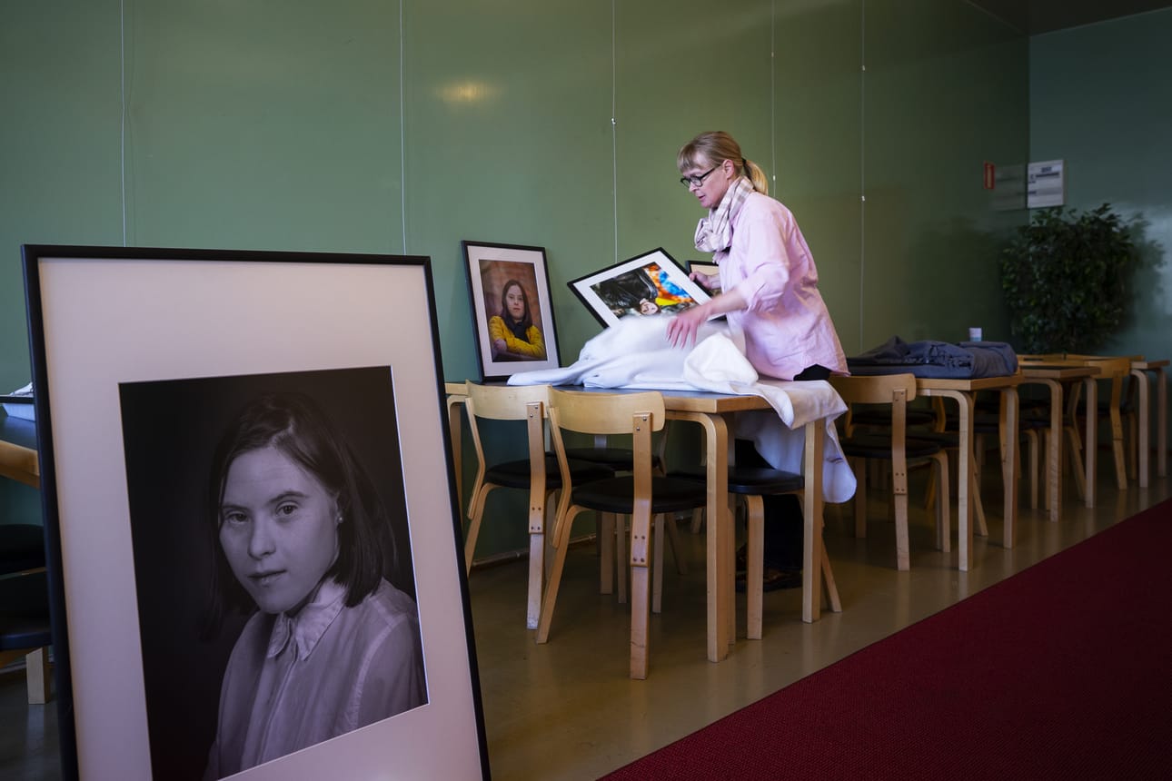 Camilla Anderssonin ensimmäisen muotokuvanäyttelyn mallina on ollut vaasalainen Madelene Wik.
