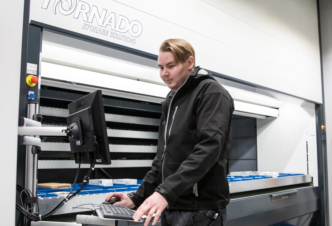 Varaosa-automaatti varastoi jopa 8000 pientä varaosaa. Sitä ohjaa kompakti tietokonejärjestelmä.