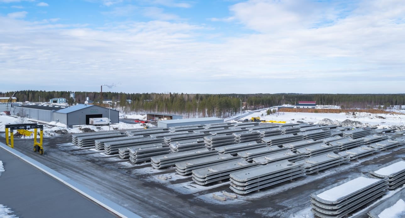 Tuulivoimaelementtejä Lujabetonin Kärsämäen tuulivoimaelementtitehtaalla.