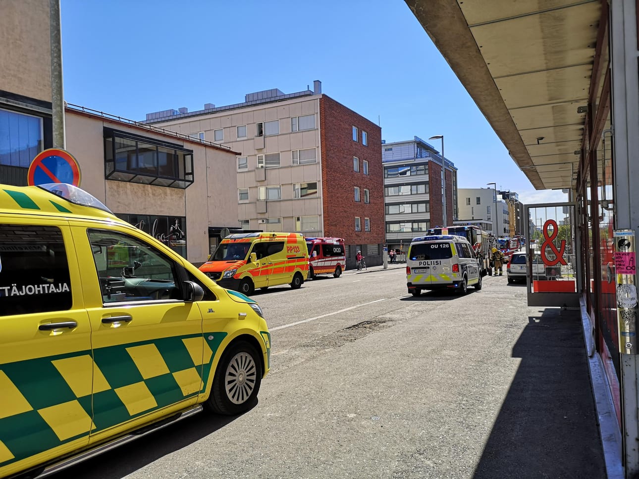 Viranomaisten ajoneuvot herättivät huomiota keskiviikkona iltapäivällä Mäkelininkadulla.