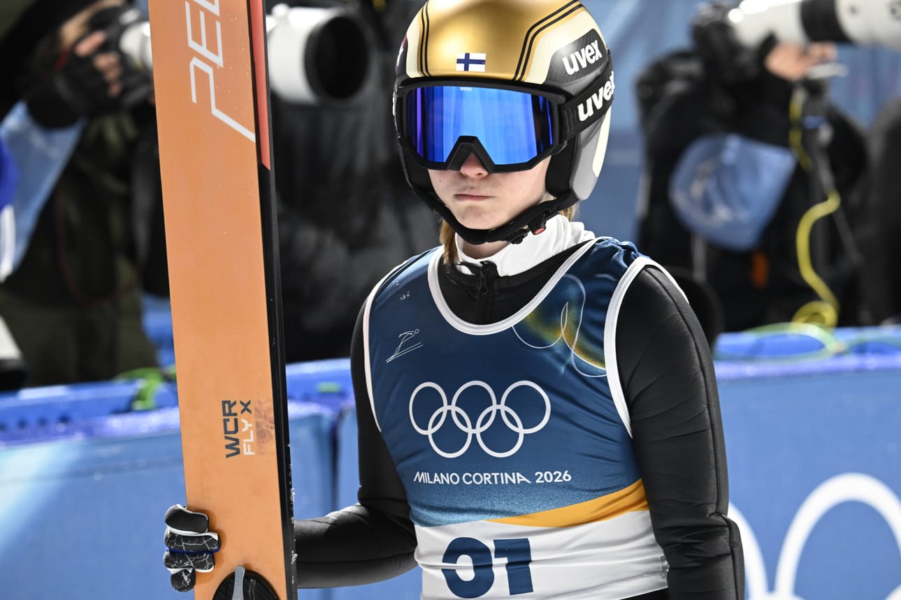 Jenny Rautionaho valutti surun kyyneleitä haastattelualueella.