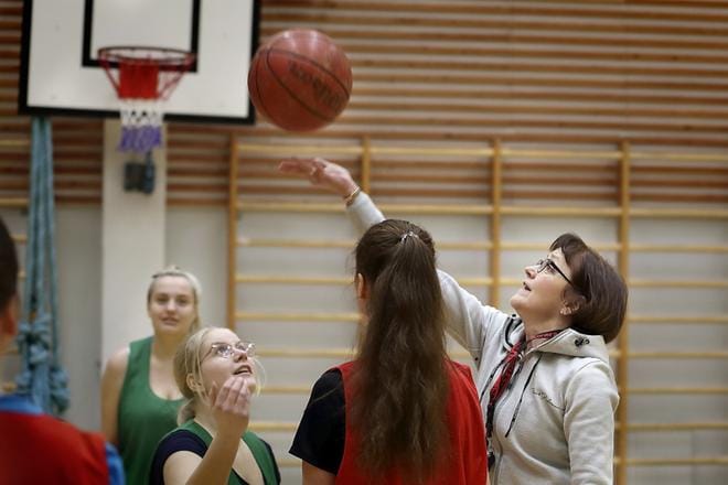 Vuoden liikunnanopettajana tänään palkittu Tarja Pernaa piti keskiviikkona Lapuan yläkoulun yhdeksännen luokan tytöille koripallotunnin, joka kiinnosti tyttöjä. Kuva: Heikki Hakanen