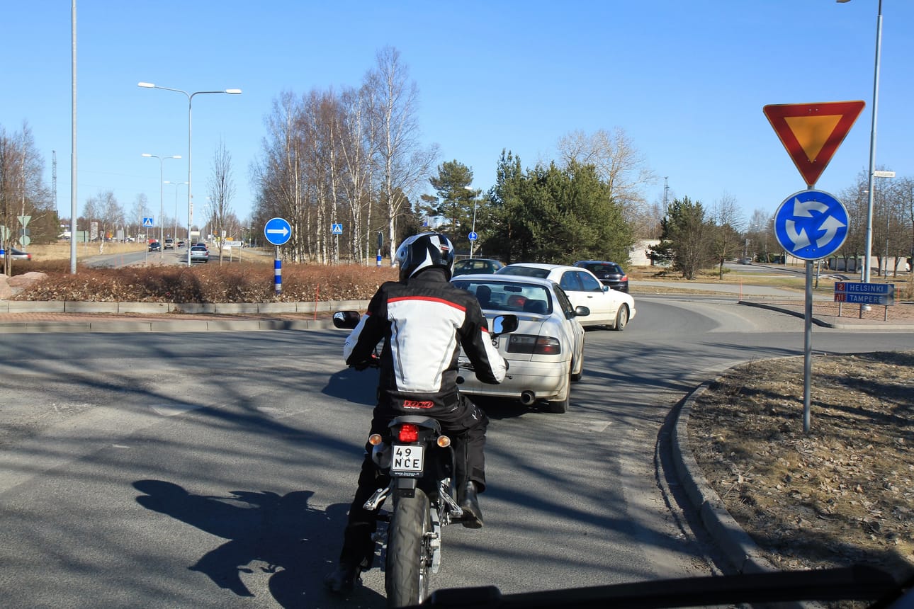 Hallituksen esityksen mukaan myös kaksipyöräisen mopon kuljettamiseen vaadittavaan mopokorttiin kuuluisi jatkossa ajokoe. Nykyisin riittää yksinkertainen käsittelykoe.