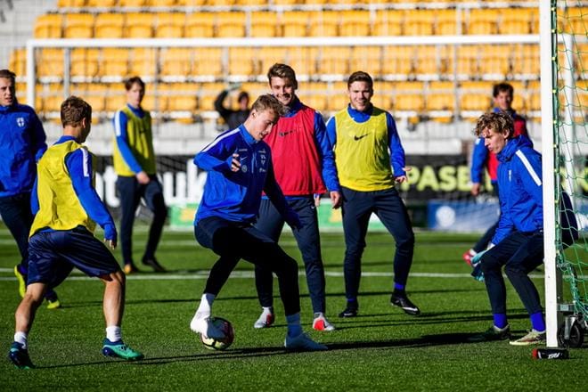 Pikkuhuuhkajat harjoitteli Seinäjoen jalkapallostadionilla keskiviikkona kahteen otteeseen. Aamutreeni saatiin vetää lokakuisessa auringonpaisteessa. KUVAT: JAAKKO ELENIUS
