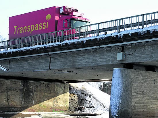 Revonlahdella Siikajoen ylittävän sillan anturit mittaavat taipumia ja halkeamia reaaliajassa.