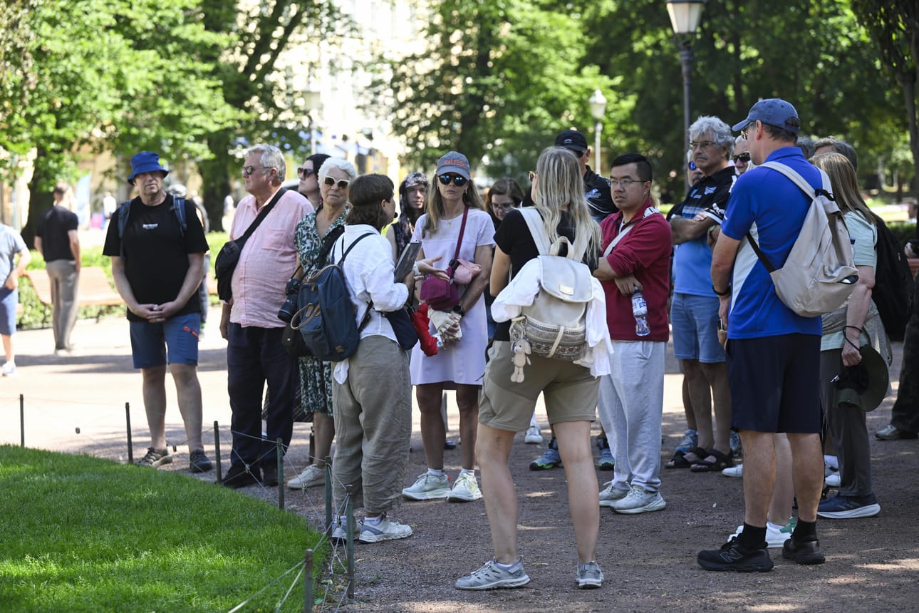 Viileä ilmasto on Suomelle turistivaltti. Kuvan turistiryhmä kuvattiin Helsingin Esplanadin puistossa kesäkuussa.