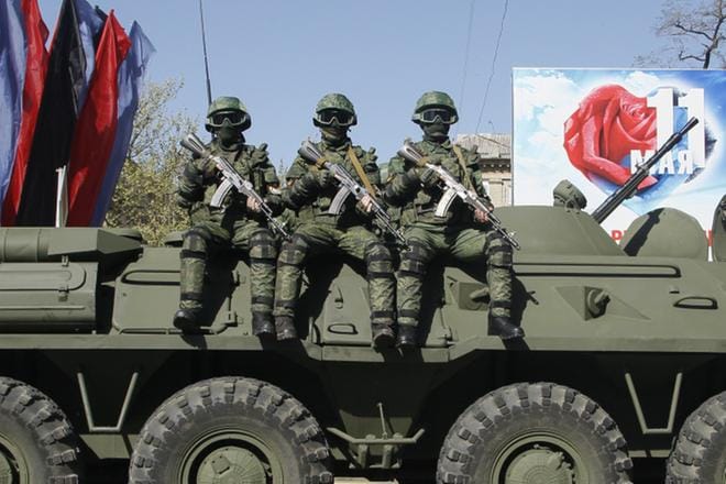 Venäläismieliset kapinallisjoukot valmistautuivat 9.5.2018 kasvot peitettyinä toisen maailmansodan voitonpäivän paraatiin Itä-Ukrainan Donetskissa. KUVA: ALEXANDER ERMOCHENKO