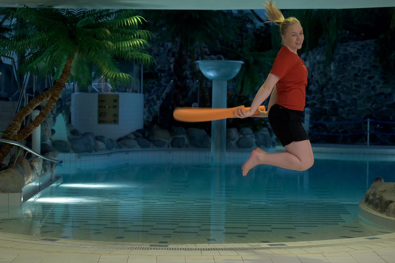 Vuoropäällikkö Eveliina Pitkänen on kouluttautunut uuden CrossXswim-treenin ohjaajaksi.