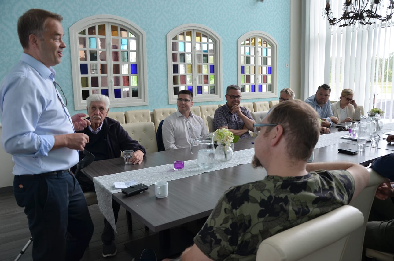 Janne Sankelo veti alueen kansanedustajien Kauhava-kierroksen keskiviikkona 17.8. Teollisuusneuvos Jorma Lillbackakin ehti tervehtimään.