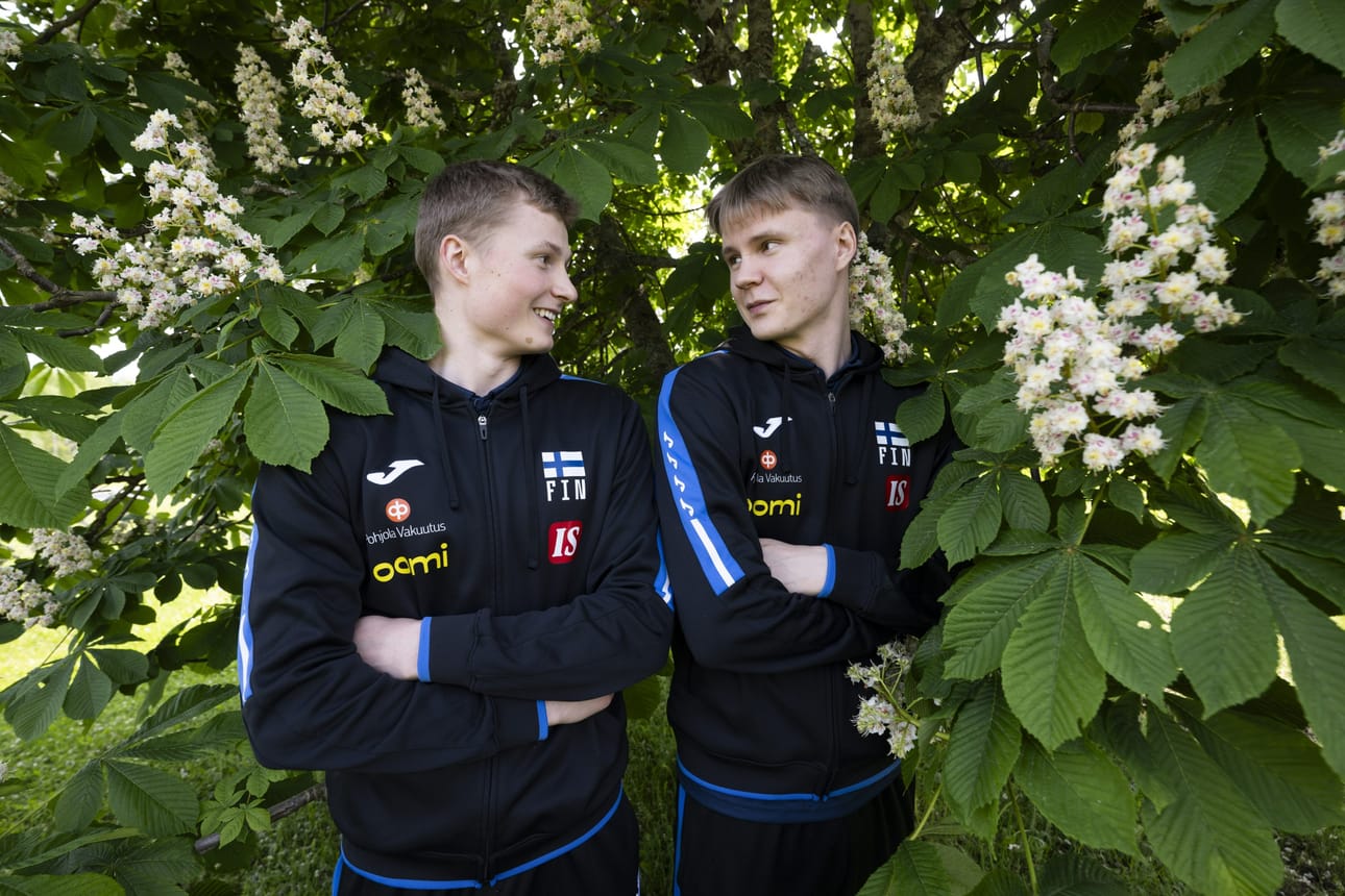 Lentopalloilijat Nooa Marttila (vas.) ja Luka Marttila Kisakalliossa Lohjalla kesäkuun alussa. LEHTIKUVA / ANTTI AIMO-KOIVISTO