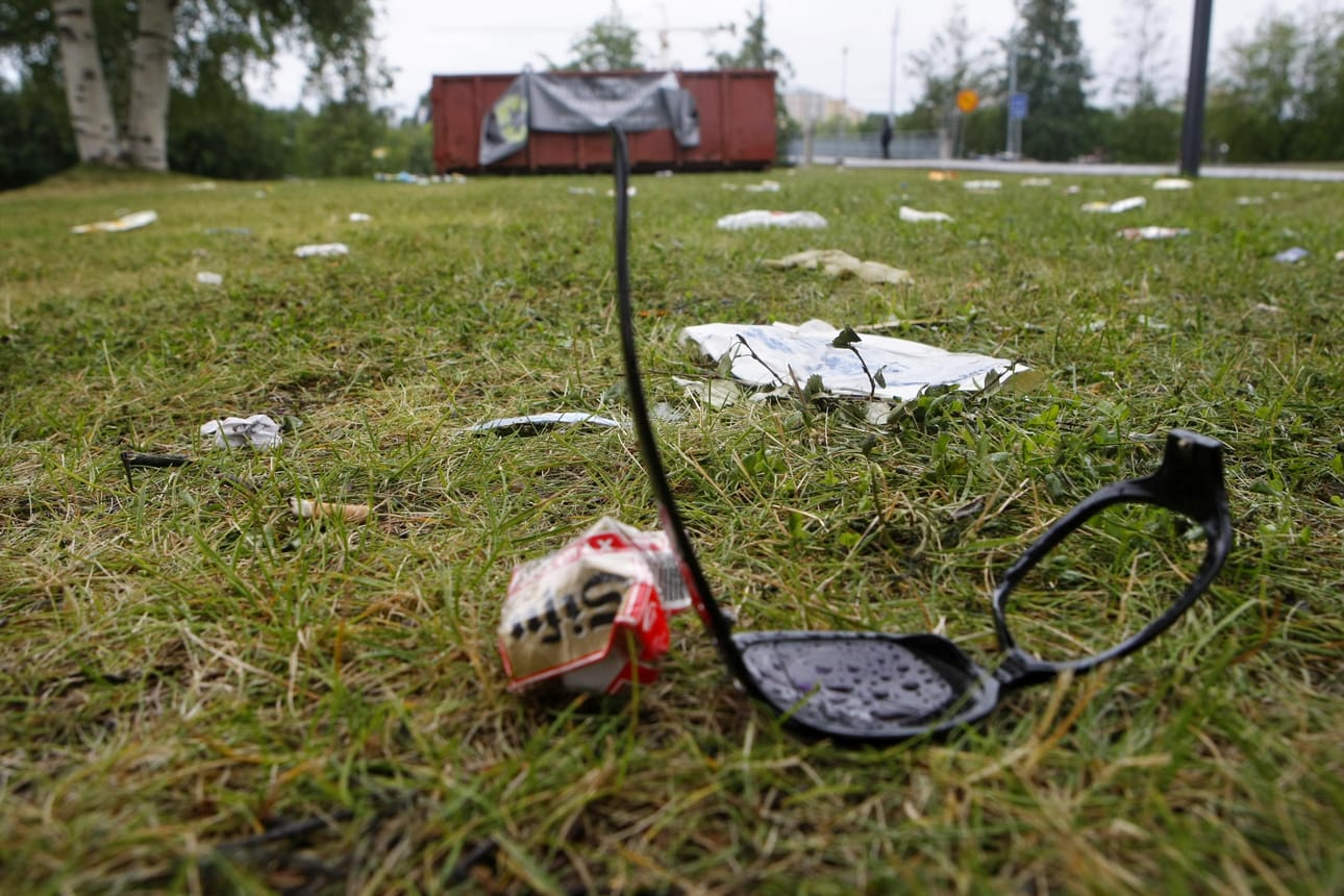Muiden jälkien siivoamista tehokkaampaa olisi hoksauttaa, että roskien ei tarvitsisi päätyä maahan alun alkaenkaan. Arkistokuva.