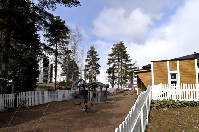 Etelä-Pohjanmaan sairaanhoitopiirin ja Seinäjoen kaupungin neuvotteluissa on päästy yhteisymmärrykseen muun muassa Tenavakodin kiinteistön ja tontin siirtymisestä kokonaan Seinäjoen kaupungin omistukseen. Taustalla Kiinteistö Oy Seinäjoen Sairaalanrinteen kerrostaloja. Kuva: Heikki Hakanen