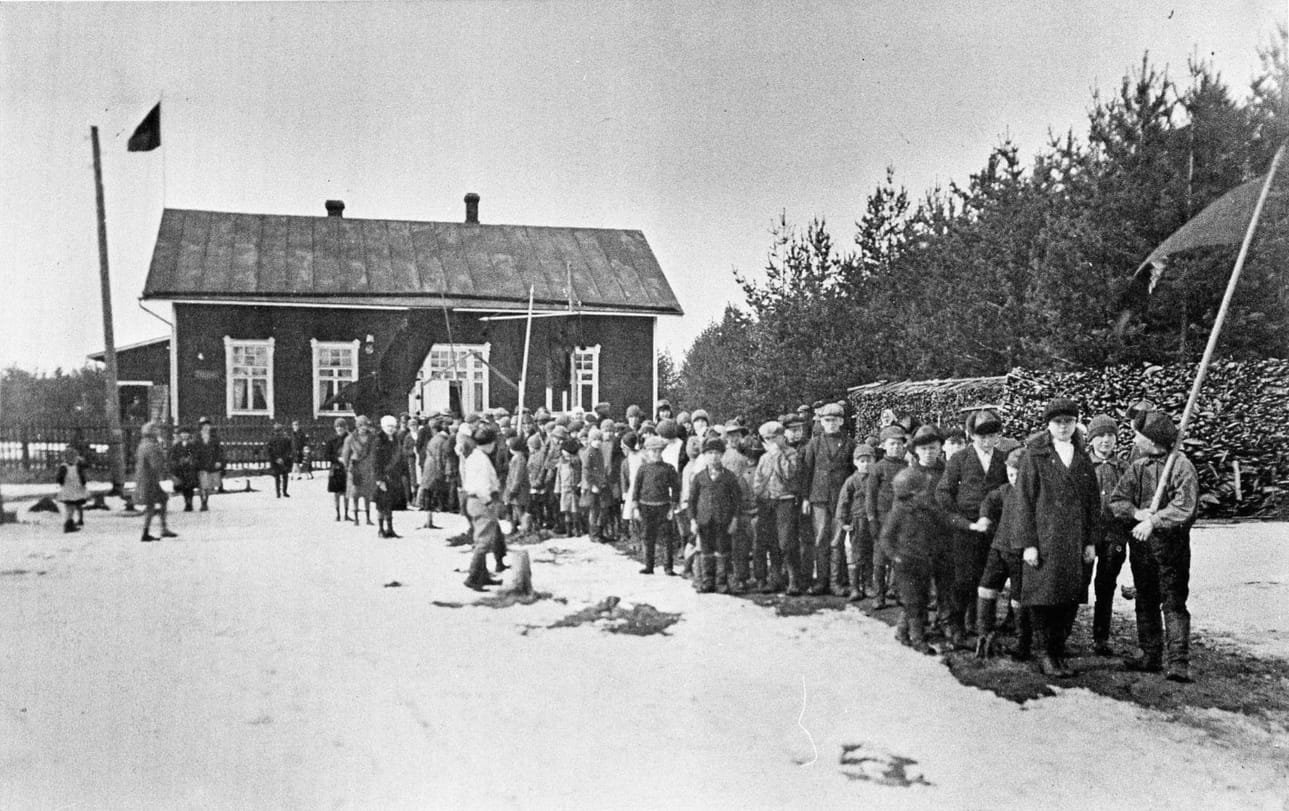 Vappukulkue lähdössä marssille Ruukin vanhan työväentalon luota. Vaatteista päätellen kuva on 1930-luvulta. Kuvan omistaa Rauno Vuolunparras.