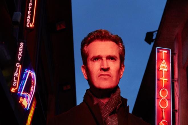 Brittinäyttelijä Rupert Everett ottaa selvää nykypäivän seksimarkkinoista. Ensimmäinen osa julkaistaan 26.7. ja toinen 2.8. Kuva: Yle Kuvapalvelu