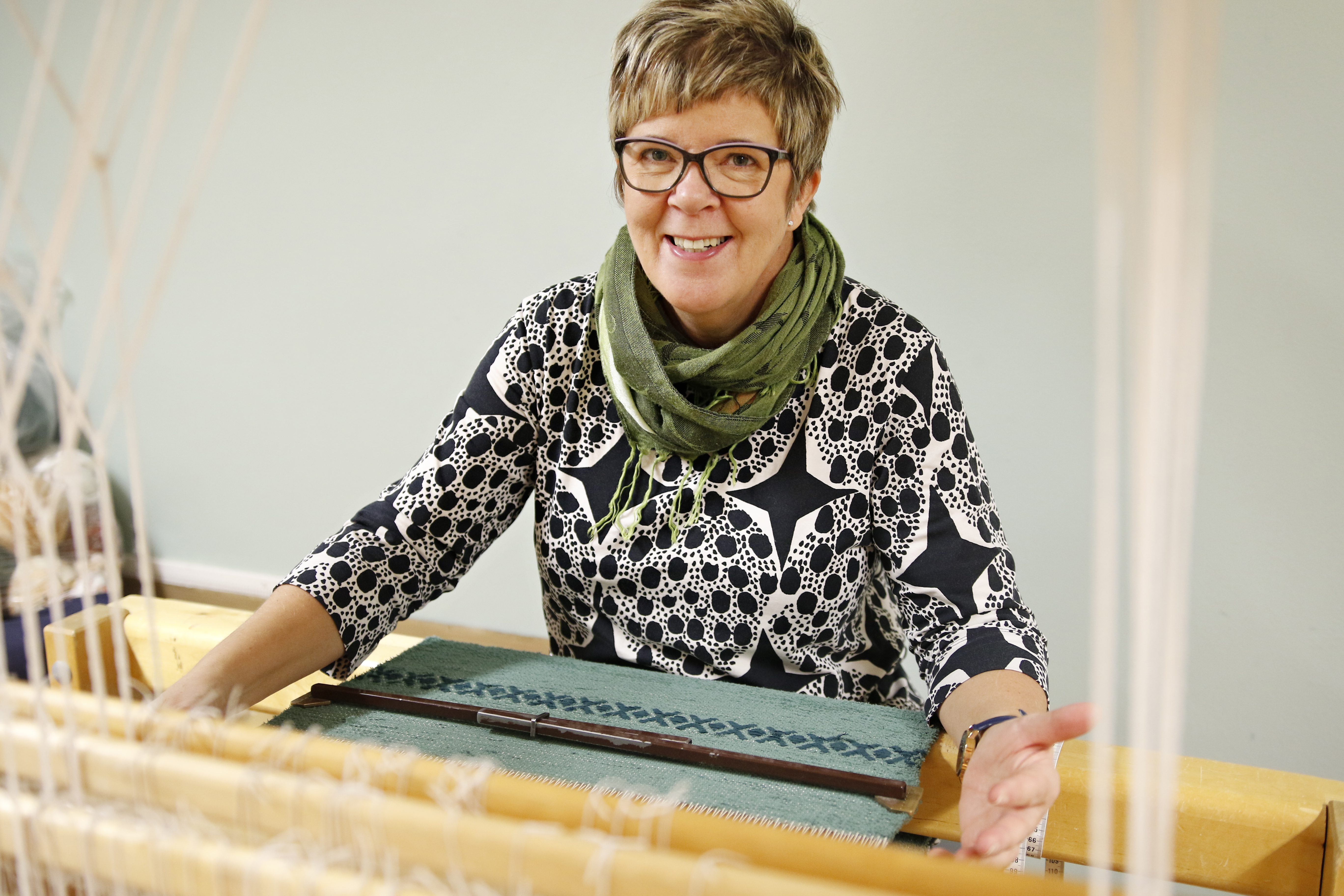 Päivi Körkkö kokee kutomisen rentouttavaksi. Usein hän kuuntelee työn lomassa äänikirjoja. Tässä on työn alla joulupoppana, joka valmistui pian haastattelun jälkeen.