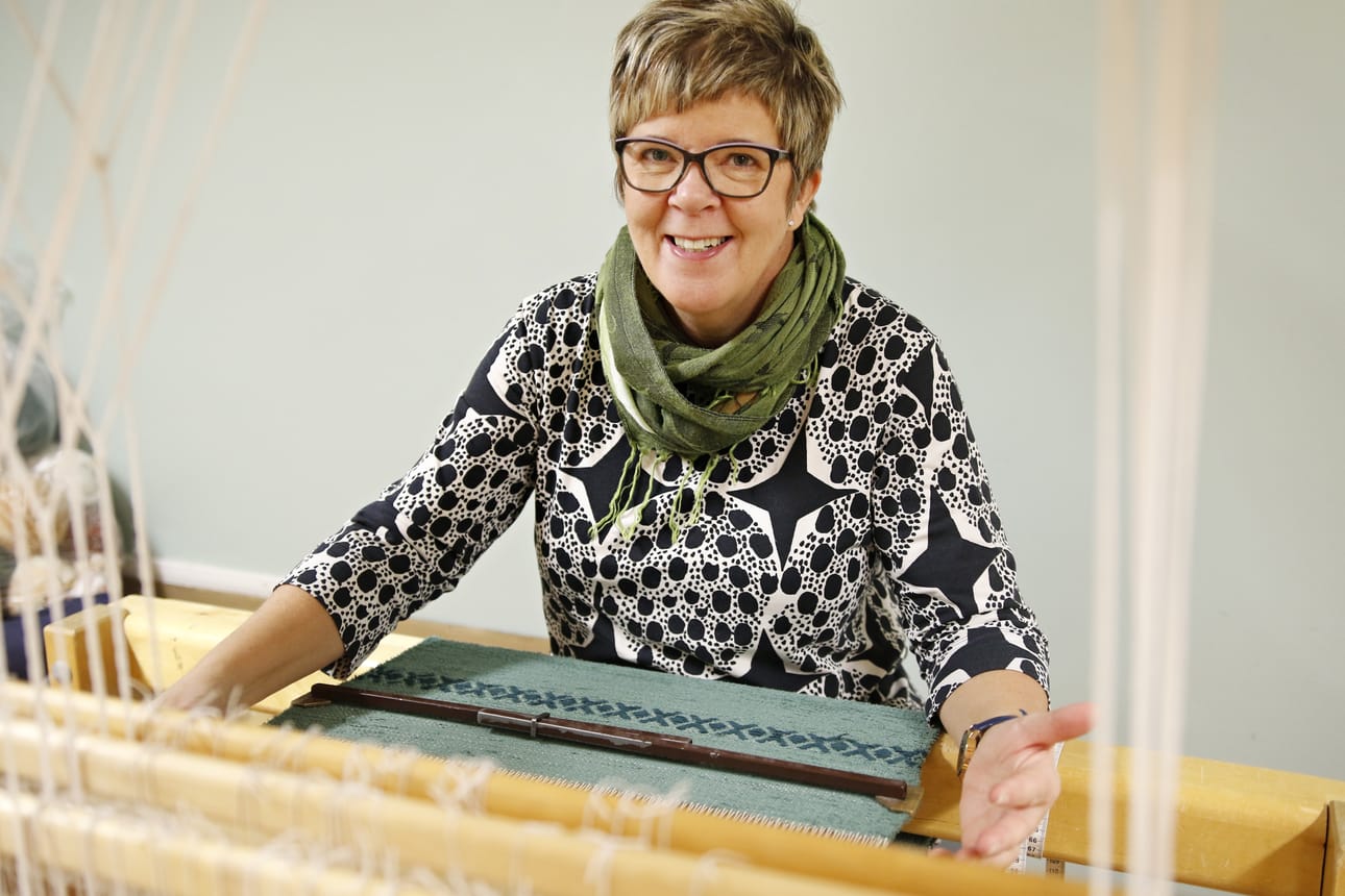 Päivi Körkkö kokee kutomisen rentouttavaksi. Usein hän kuuntelee työn lomassa äänikirjoja. Tässä on työn alla joulupoppana, joka valmistui pian haastattelun jälkeen.