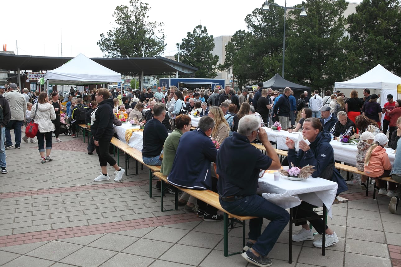 Yhteisöllinen ruokatapahtuma järjestettiin viime vuonna Härkätorilla. Tapahtumassa nautittiin ruokatoimijoiden annoksia tai omia eväitä.