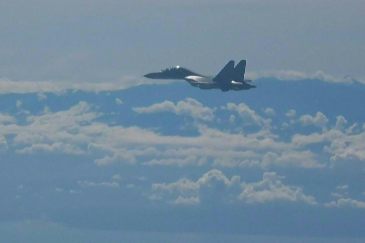 Kiinan armeijan lentokone osallistui sotaharjoituksiin Taiwanin lähellä perjantaina. Kuvakaappaus Kiinan yleisradioyhtiön CCTV:n julkaisemasta videosta. LEHTIKUVA/AFP/CCTV