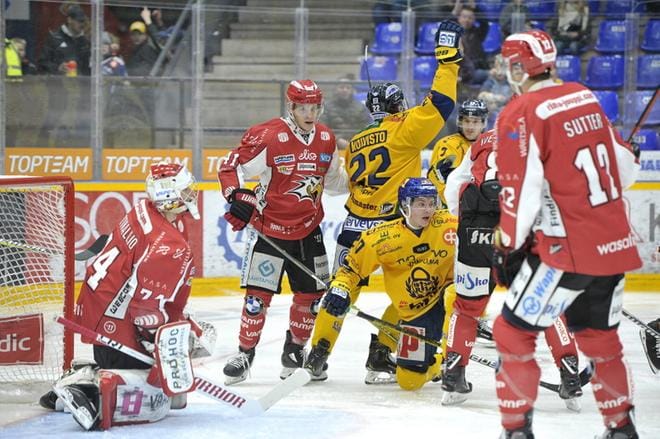 Tällaiseksi keskiviikkoillan liigakamppailu Raumalla lopulta kääntyi. Lukko tuulettaa, tällä kertaa asialla oli Toni Koivisto (kesk.), ja Sport on joutunut nöyrtymään. KUVAT: JUHA SINISALO / MARVA MEDIA