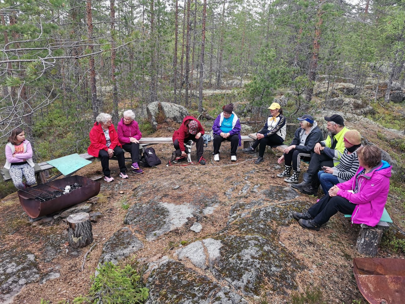 Tainuskylän Kalliokodalla pidetty perinteinen metsäkirkko keräsi helatorstaina reilu kymmenen henkeä mukaan.