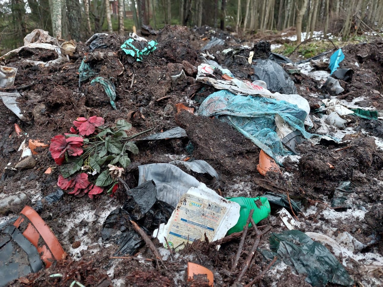 Muun muassa hautausmaaroskia on päätynyt Evijärvellä hautausmaan viereiselle tontille aikoja sitten.