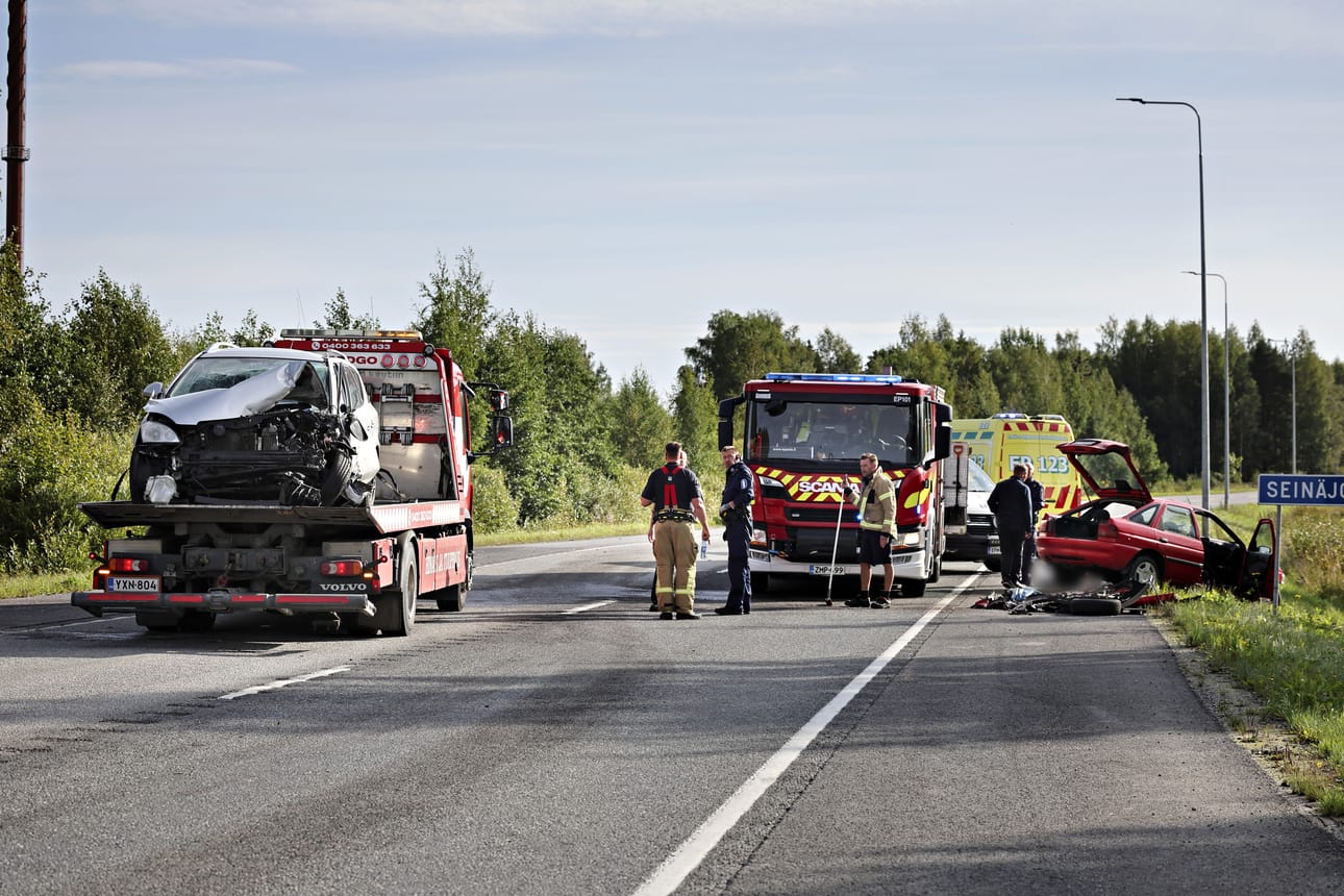 Molemmat nokkakolarissa olleet ajoneuvot romuttuivat pahoin.