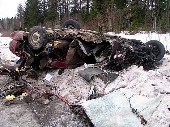 Henkilöauto romuttui täysin rajussa törmäyksessä.