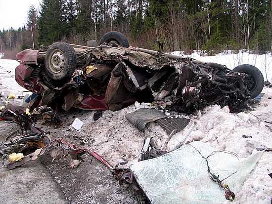 Henkilöauto romuttui täysin rajussa törmäyksessä.