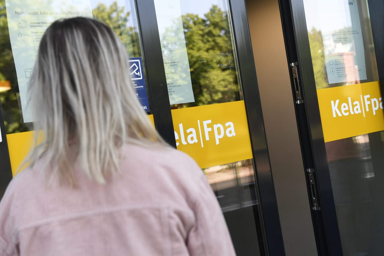 Tulonmenetykset kohdistuvat perhetyypeistä voimakkaimmin yksinasuviin sekä yksinhuoltajatalouksiin. LEHTIKUVA / VESA MOILANEN