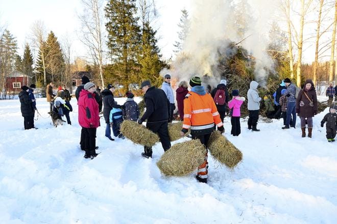Vuonna 2018 pääsiäistä vietettiin maalis-huhtikuun vaihteeessa. Niemenkylässä poltettiin silloinkin kylän yhteistä valakiaa ja sytykkeenä käytettiin muun muassa istuimiksi varattuja heinäpaaleja. ARKISTOKUVA: JAANA ALA-LAHTI