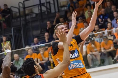 Karhu Basketin Greg Mangano nostaa korin ja Kouvojen Jeremy Morgan voi vain katsella vierestä. KUVAT: ERKKI HAUTAVIITA
