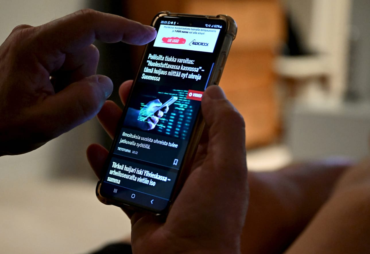 Sanomalehtiä lukee digitaalisina liki 90 prosenttia suomalaisista. LEHTIKUVA / Jussi Nukari