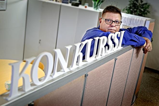 Yrittäjä Sakari Rintamäen Johan Oy hakeutui konkurssiin alkuviikolla. Yritys on valmistanut puisia kirjaimia, jotka ovat nyt kaupan. KUVAT: KARI LÖFHJELM