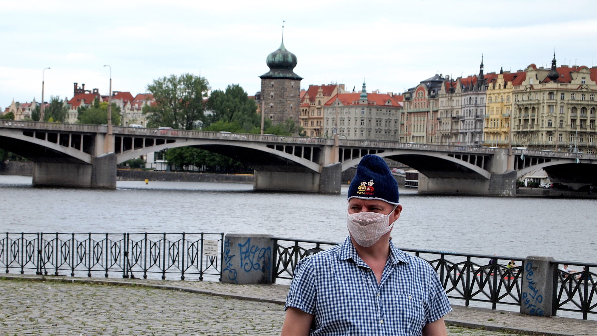 Miehemme Prahassa: Marko Pyhtilä alkoi kirjoittaa jännäriä, mutta lopputulos on myös poliittinen satiiri aikamme öyhöttäjistä