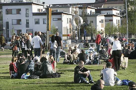 Poliisi suosittelee koululaisilla kotiintuloaikoja.