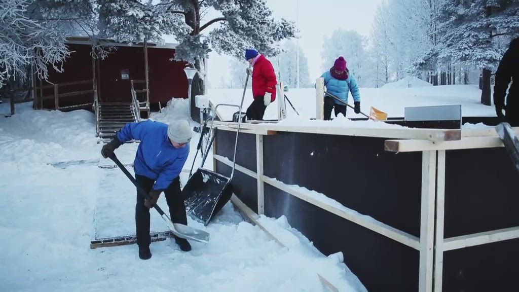Lumisauna Kemijoen rannassa