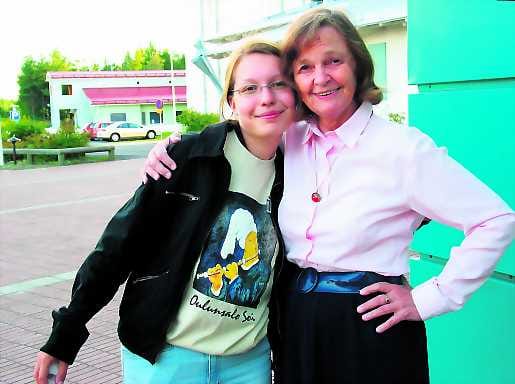 Mestari ja kisälli. Liisa Pohjolan rutistuksessa mestarikurssia toista kesää käyvä oulunsalolainen Laura Röntynen, joka opiskelee Oulun konservatoriossa Hannu Hirvelän johdolla.