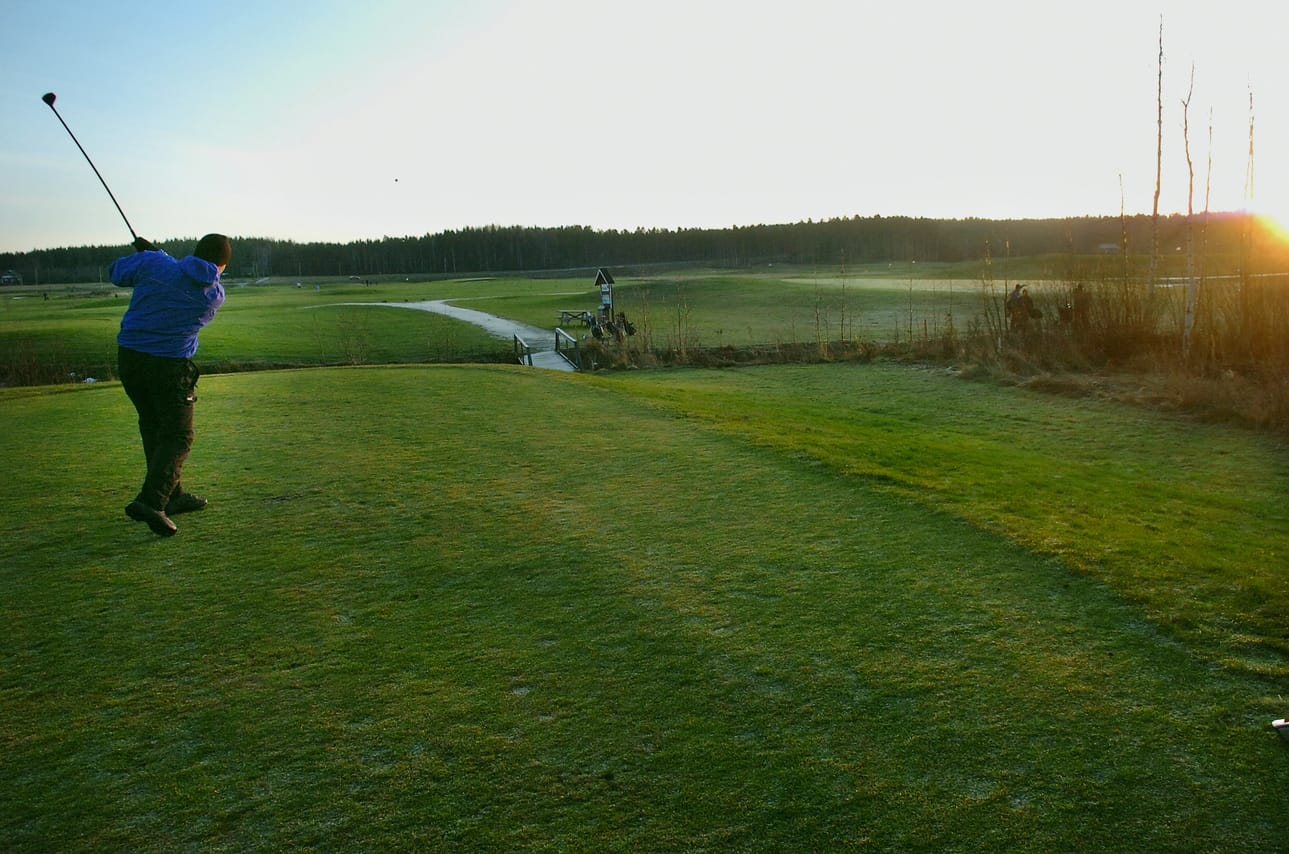 Kesältä näyttävät talvikelit toistuvat aika ajoin. Vuonna 2007 pallo lensi Kuortaneen golfkentällä vielä niinkin myöhään kuin 21. joulukuuta. Arkistokuva.