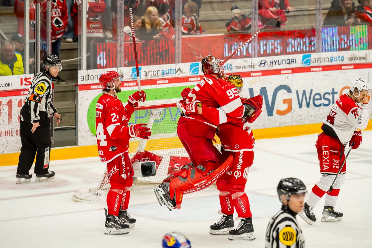 Vaasan Sport aloittaa tulevan liigakauden kotiottelulla. Kuvassa Reece Scarlett, maalivahti Miroslav Svoboda ja Axel Holmström tuulettavat Ässien kukistumista ottelussa, joka viime kaudella toi Sportille paikan pudotuspelien 1. kierroksella. Arkistokuva.