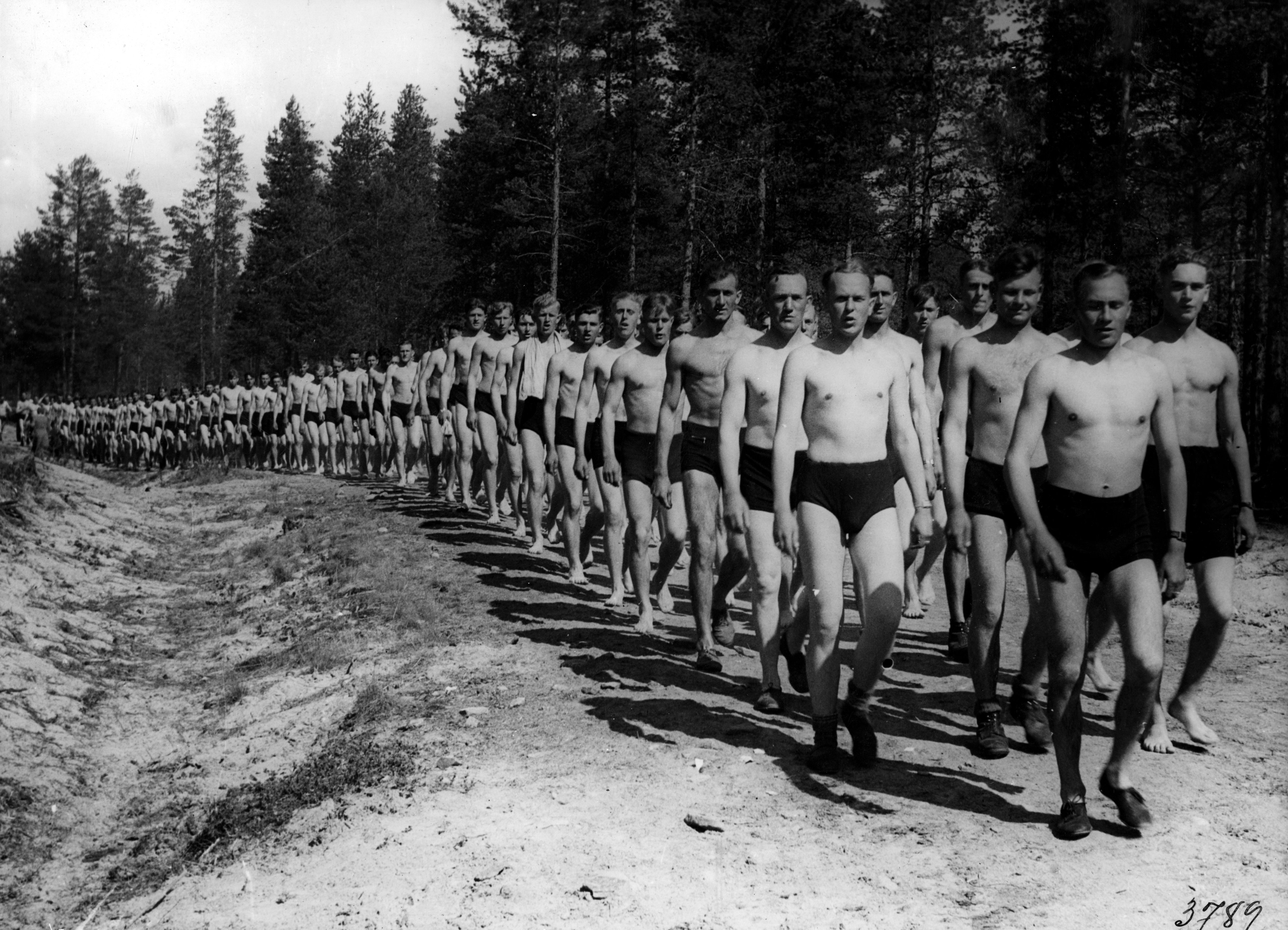 Saksalaisia SS-miehiä marssilla uimaan Kuivasjärven metsätiellä kesällä 1942. 