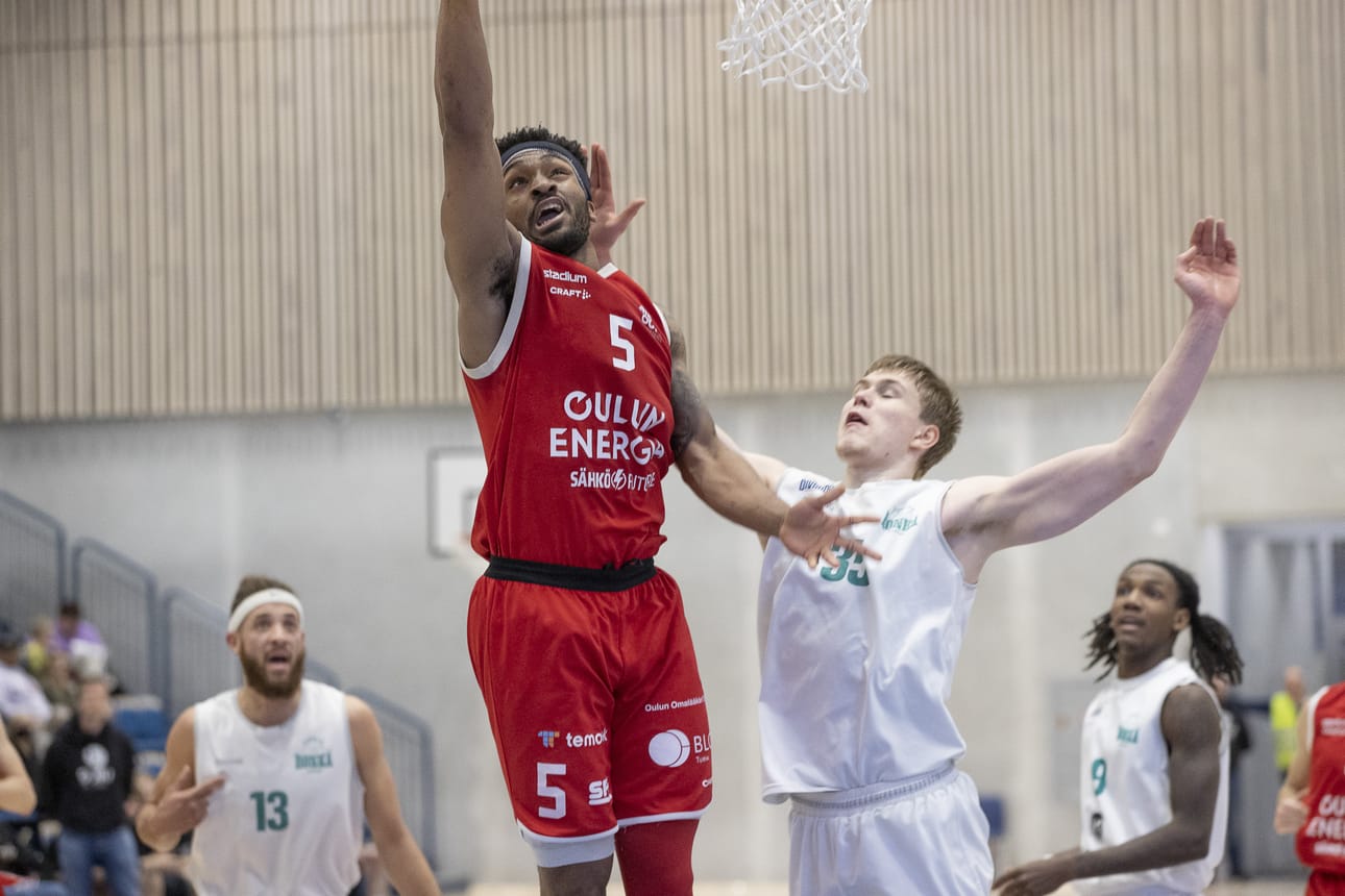 Oulu Basketballin Dennis McKinney oli pitelemättömällä pelipäällä perjantaina Espoossa.